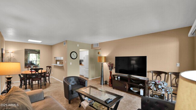 Foto del edificio - 8649 E Royal Palm Rd