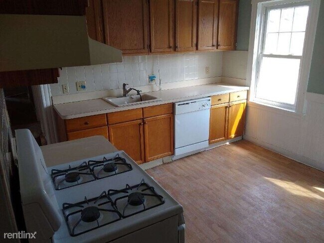 Foto del edificio - 4 br, 1 bath House - 49 Perry St