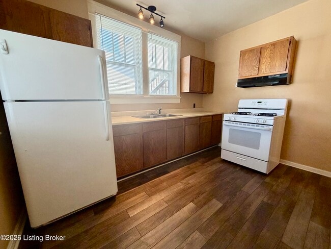 Building Photo - 2015 E Oak St