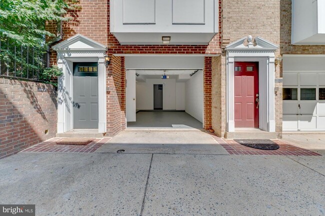 Building Photo - 1104 N Quincy St
