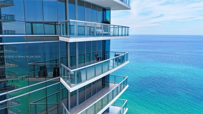Foto del edificio - 17121 Collins Ave