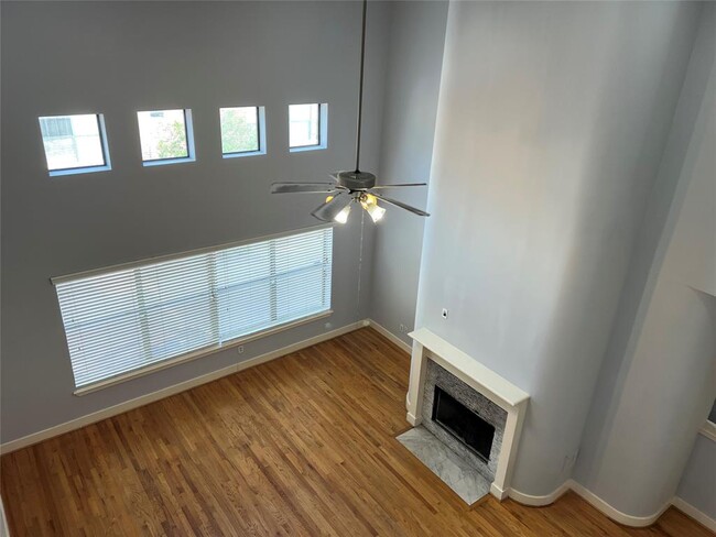Building Photo - 8672 Meadowcroft Dr