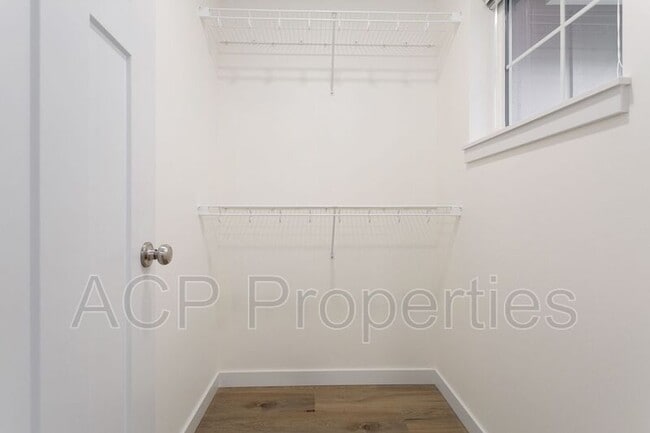 Foto del edificio - 2288 Brome St