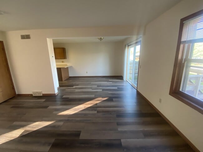 Building Photo - 903 Clarmar Dr