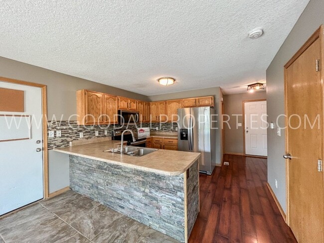 Building Photo - Charming 3-bedroom, 3-bath home with a fen...