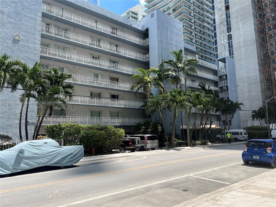 Foto principal - 677 NE 24th St