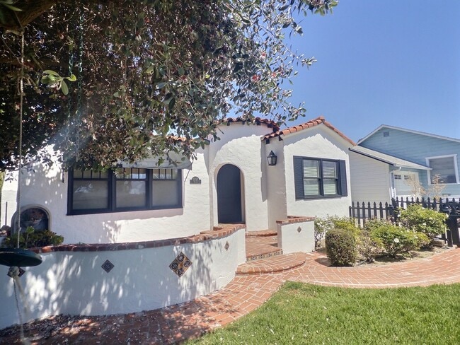 Building Photo - 3737 Paloma Dr
