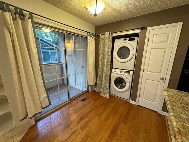 Foto del edificio - 6048 Gunbarrel Ave