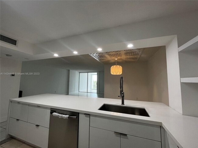 Building Photo - 6450 Collins Ave