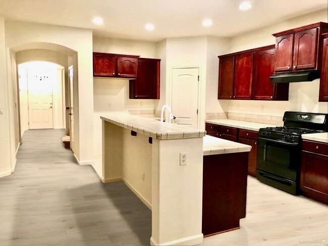 Foto del edificio - Northwest 2 story home with beautiful city...