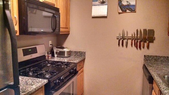 Building Photo - Spacious 2 bedroom 2 Bathroom with garage ...