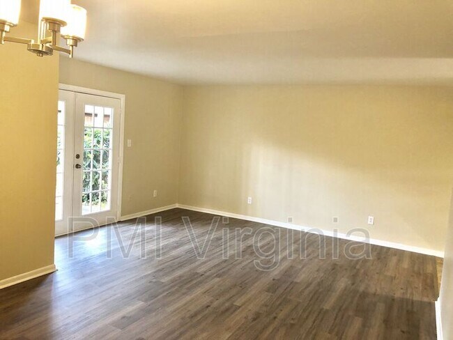Foto del edificio - 1462 E Tanners Creek Dr
