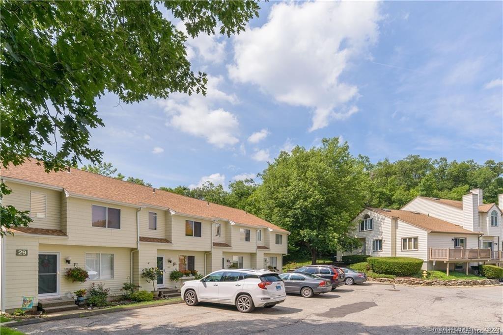Foto principal - 166 Old Brookfield Rd