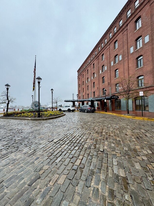 Primary Photo - Charming 2Bed/2Bath Waterfront Apartment i...