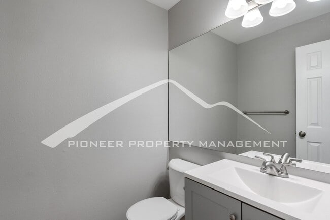 Building Photo - Renovated 3-Level 2BR Townhouse w/ Garage ...
