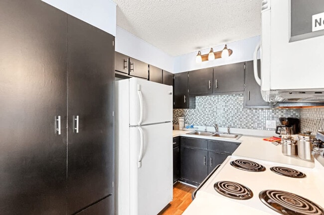 Foto del edificio - 8743 Thomas Dr