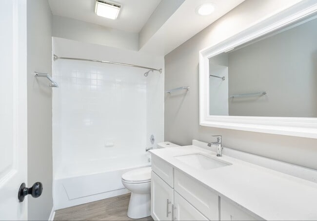 Building Photo - 1910 Chestnut Ave