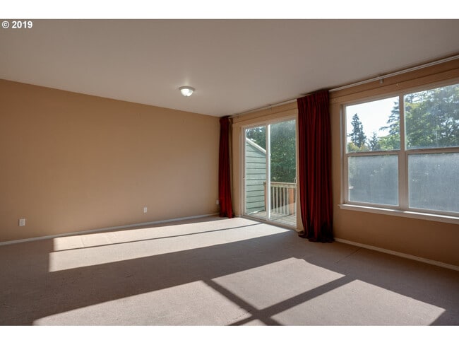 Building Photo - 13030 SW Caddy Place - Tri-Level Townhome