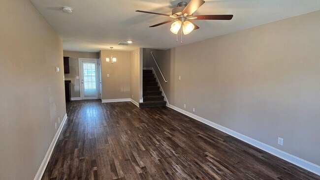 Foto del edificio - Beautiful 3 BDS 2 BA with fenced in yard