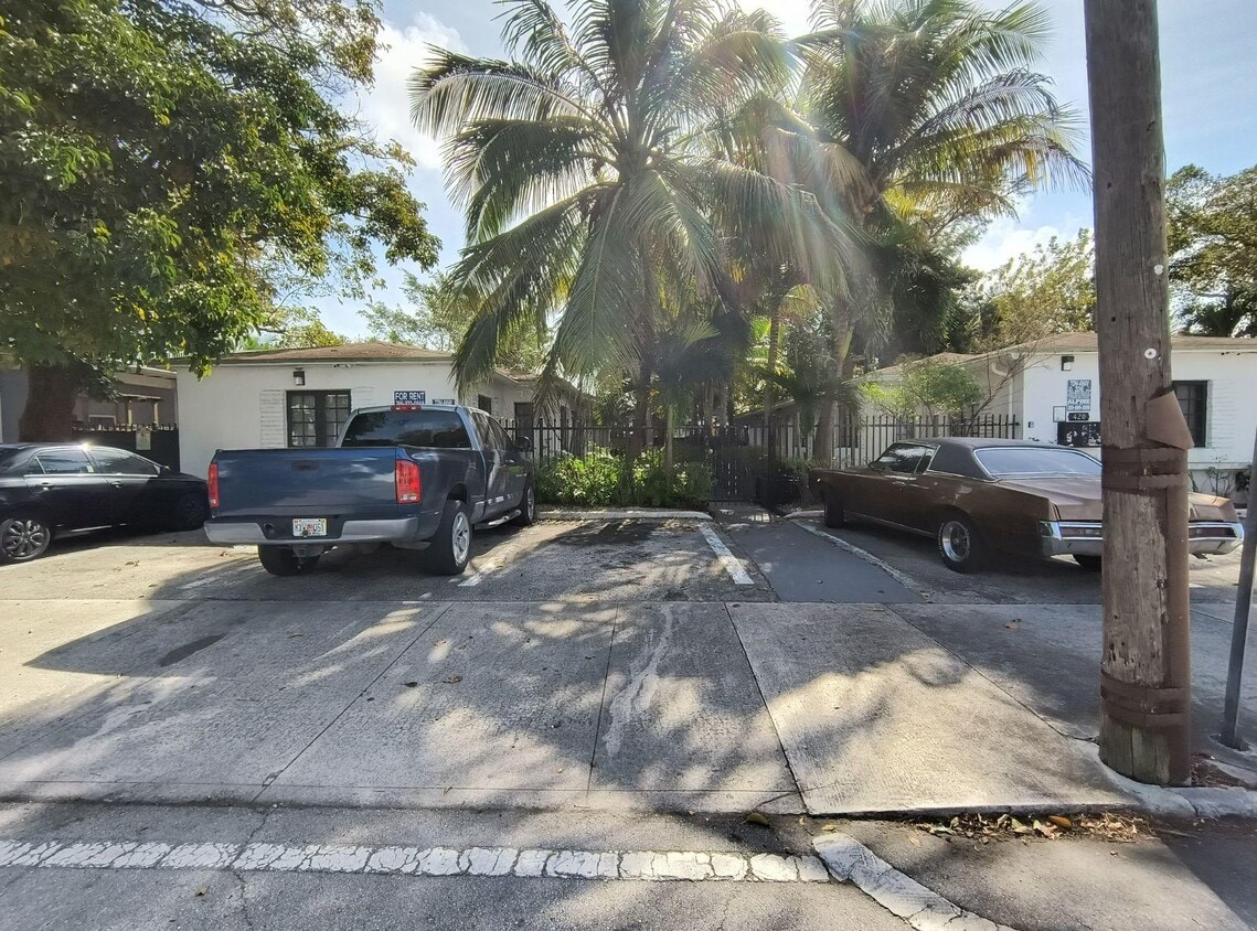Primary Photo - 420 NE 76th St