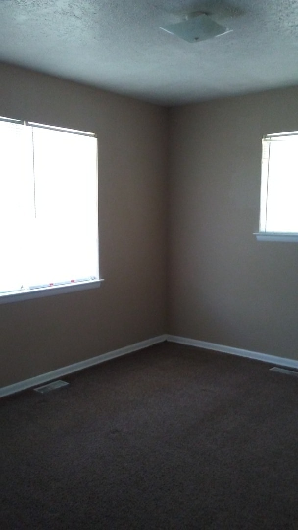 Building Photo - Spacious 2 bed, 1.5 bath duplex right on O...