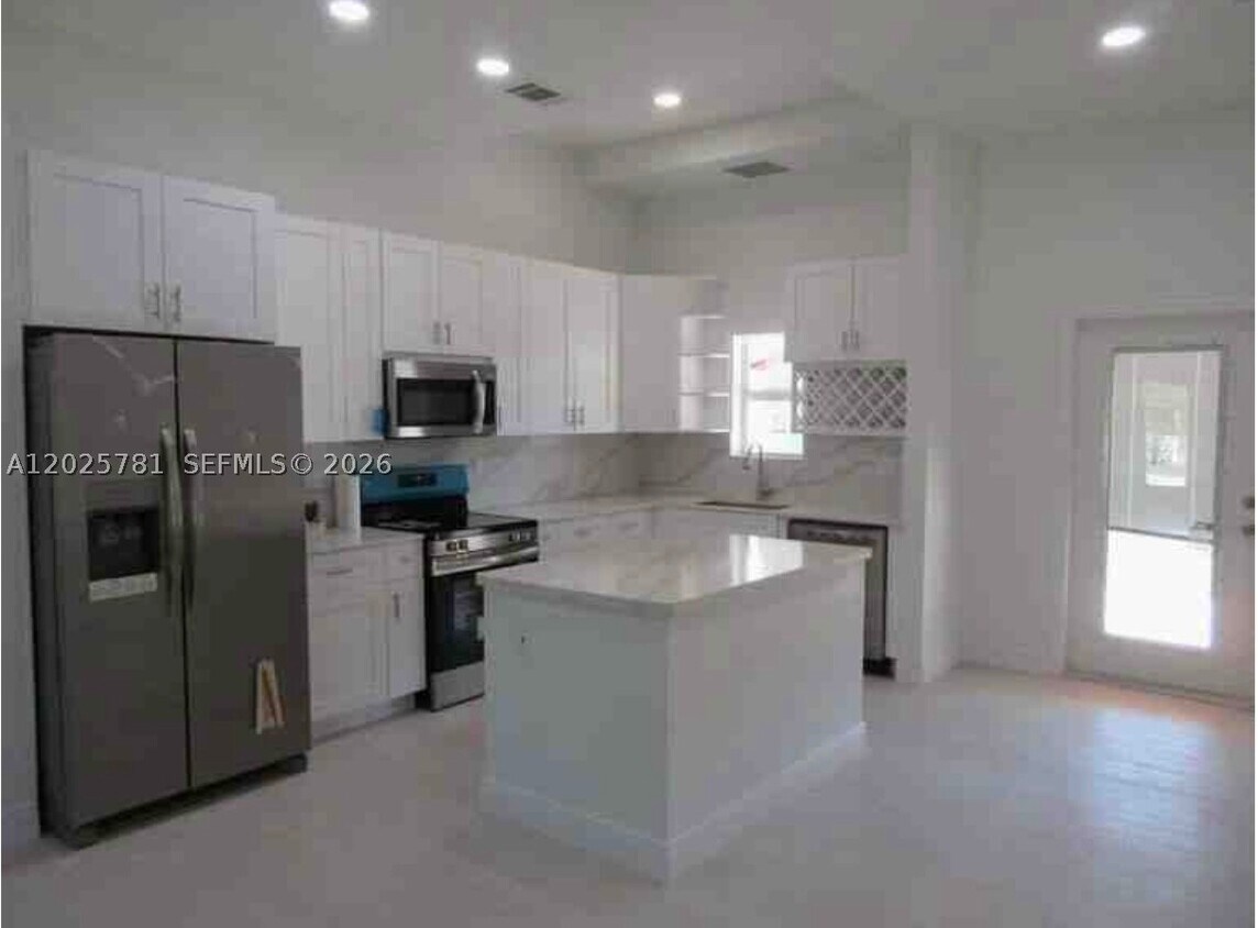 Foto del edificio - 17608 Key Lime Blvd