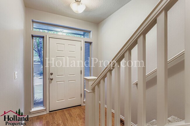Foto del edificio - Beautiful Townhome with an Attached Garage...