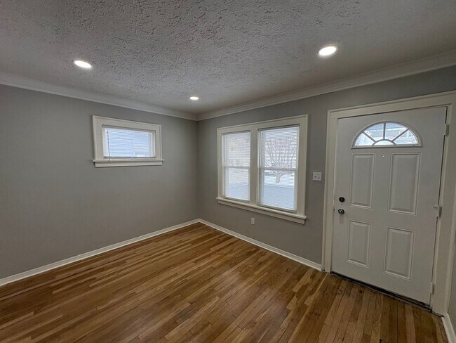 Foto del edificio - 10118 Russell Ave