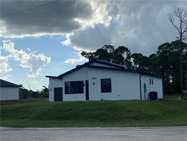 Building Photo - 3000 Tena Ave S