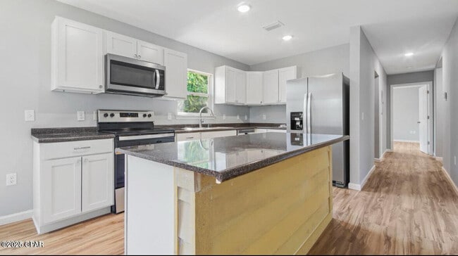 Foto del edificio - 2806 E 3rd St