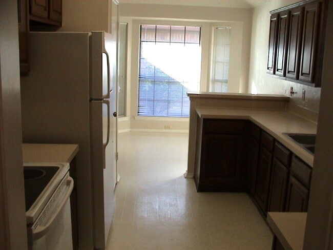 Spacious Kitchen Opens To Breakfast Room Overlooking Patio ! - 4039 Saint Christopher Ln