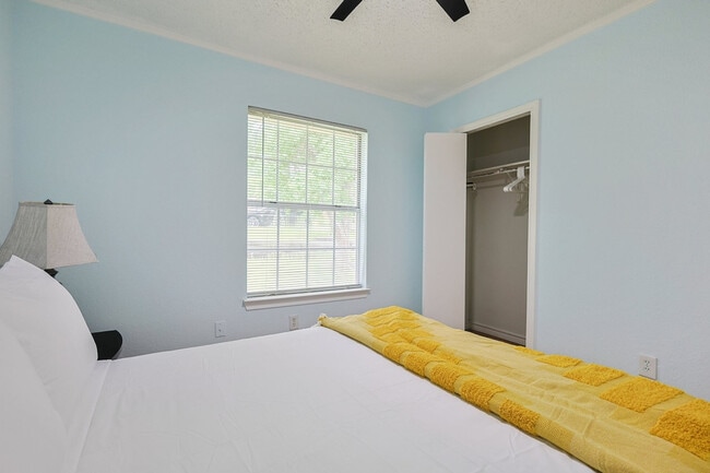 Building Photo - 2501 Highdale Dr