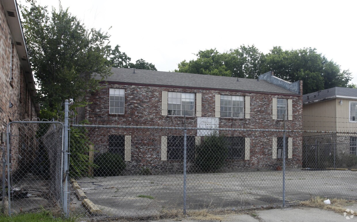 Building Photo - 680 N Donmoor Ave