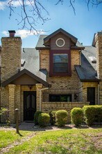 Building Photo - 10819 Crown Colony Dr