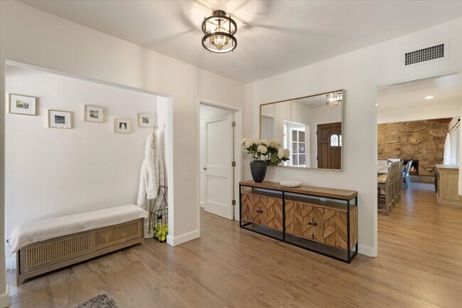 Foto del edificio - La Canada 4-Bedroom Home | Large Lot, Updated Kitchen, EV Charger