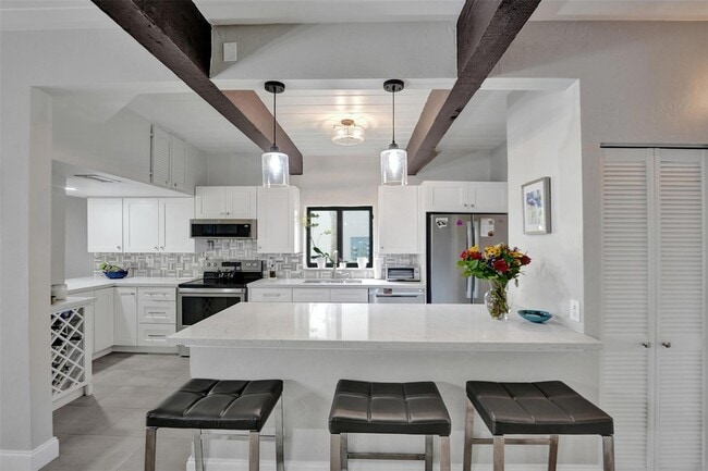 Building Photo - 700 E Coco Plum Cir