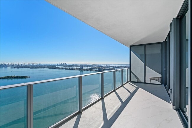 Foto del edificio - 700 NE 24th St