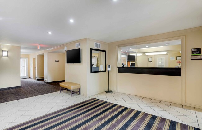 Lobby and Guest Check-in - Furnished Studio - Memphis