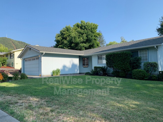 Building Photo - 909 NE Dewey Dr
