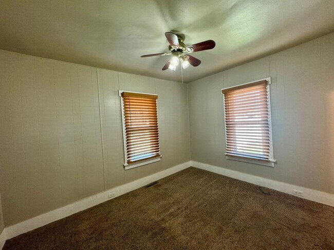 Foto del edificio - Two bedroom one bath home for rent.  Call ...