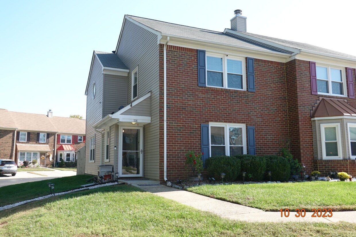 Foto principal - 3 Bedroom 2 Bath Townhome for Rent in York...