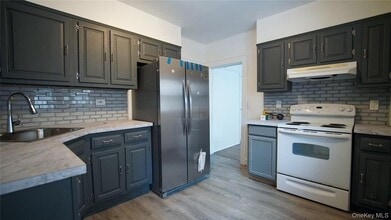 Building Photo - 27 Lawrence Ave