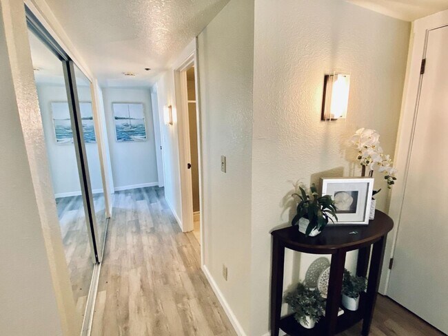 Foto del edificio - Prime Central Location / Available NOW!!!