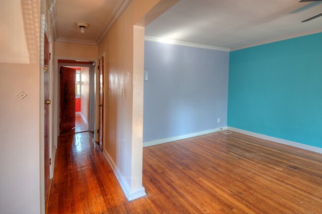 Building Photo - 170-17 65th Ave