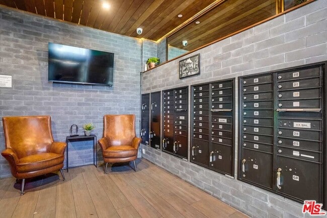 Building Photo - 105 S Fairfax Ave