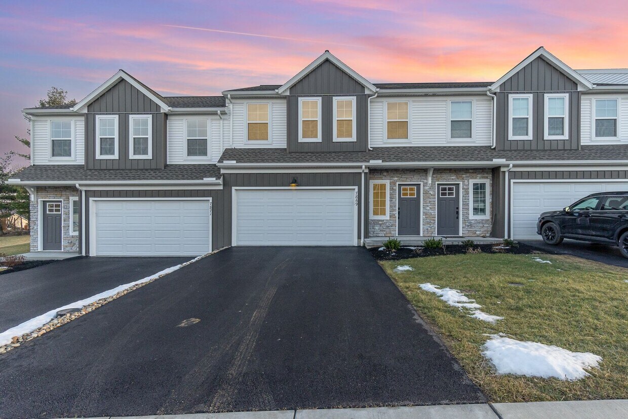 Foto principal - Welcome to this charming 3 bedroom, 2.5 ba...