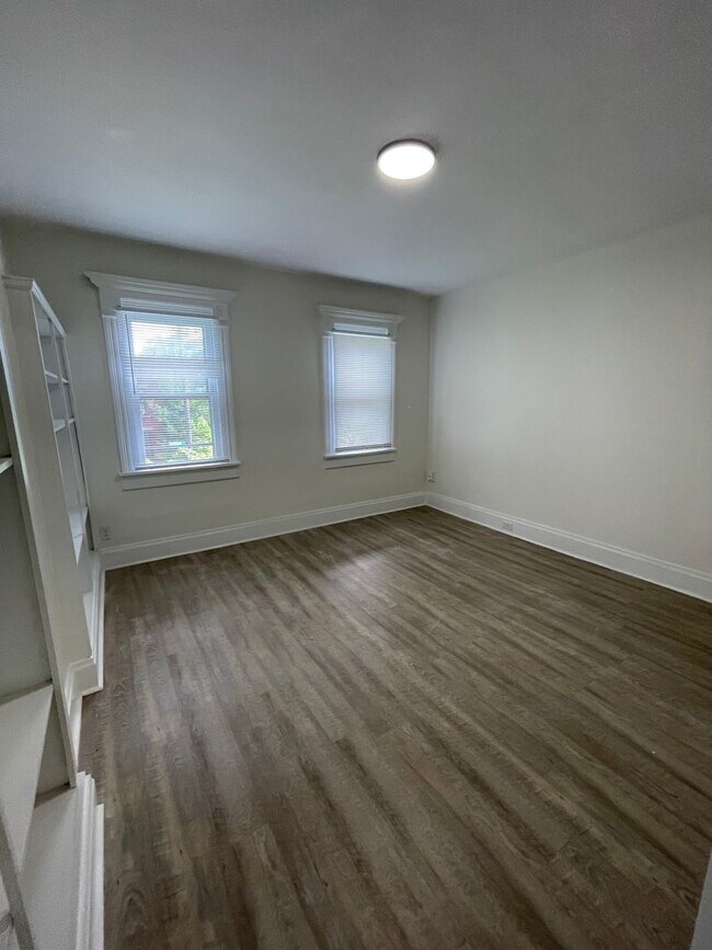 Building Photo - 299.5 Reinhard Ave