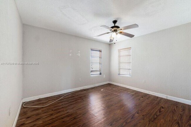 Building Photo - 3 bedroom in Miami FL 33142