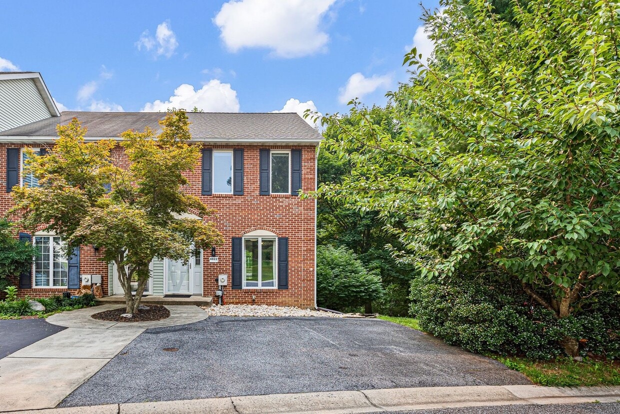 Beautiful End Unit Townhome in Weatherhill Farms - Beautiful End Unit Townhome in Weatherhill Farms