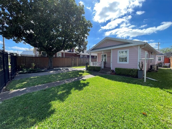 Building Photo - 1205 Nadine St